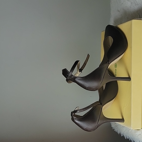 MAX Studio Teran Pumps with Ankle Strap US 9.5 - Picture 2 of 3